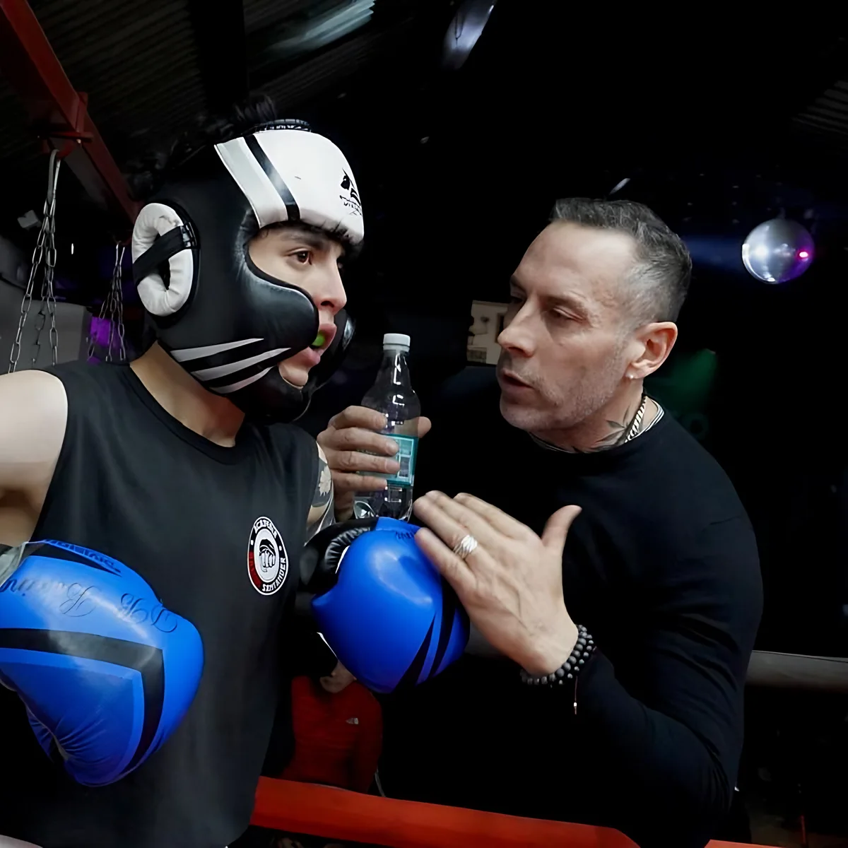 Coach y peleador de Santander Boxing Family en la esquina del ring